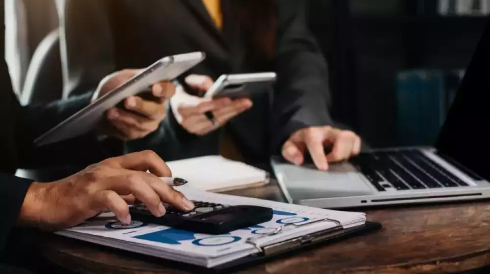 Personas con dispositivos laptop y celulares